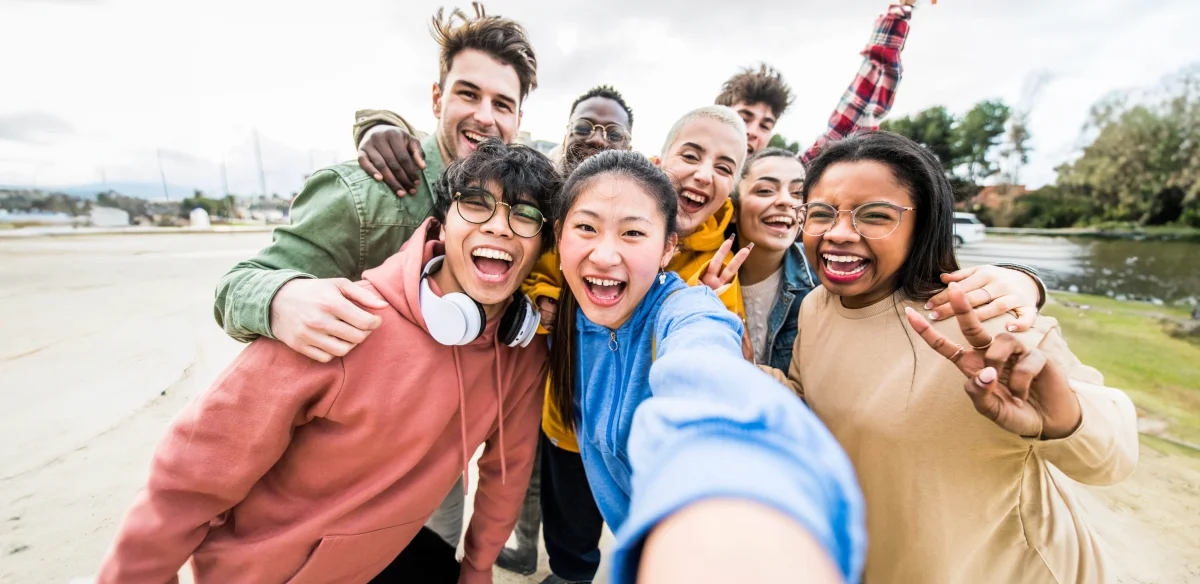 hppy students selfie